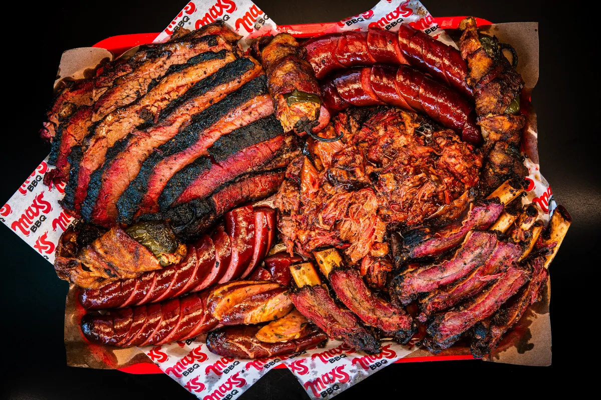 Charola Doble B Bien Bañada con brisket, pulled pork, costillar y salchichas