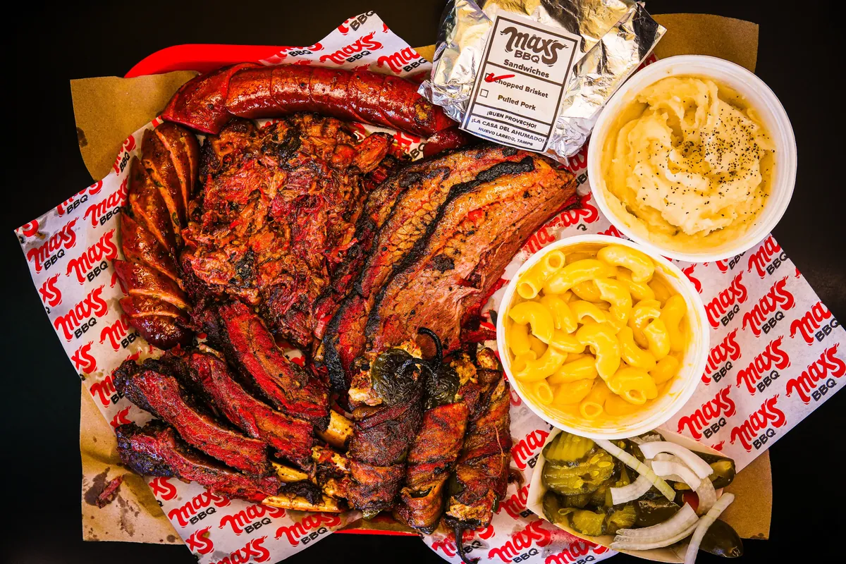 Charola El Jefito con brisket, pulled pork, medio costillar y complementos